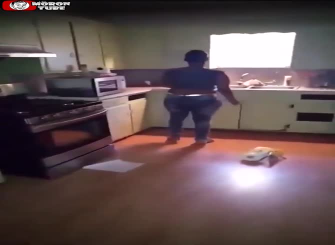 Video :His unfaithful lover uses a kitchen knife to cut her hand